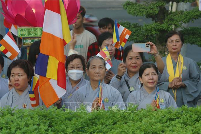 Trong ảnh: Đông đảo Tăng Ni, Phật tử các giới viếng và dâng hương tưởng niệm 60 năm ngày Bồ tát Thích Quảng Đức vị pháp thiêu thân (1963 - 2023) tại công viên tượng đài Bồ Tát Thích Quảng Đức (giao lộ đường Nguyễn Đình Chiểu – Cách mạng tháng 8, Quận 3, Thành phố Hồ Chí Minh). Ảnh: Thanh Vũ – TTXVN 