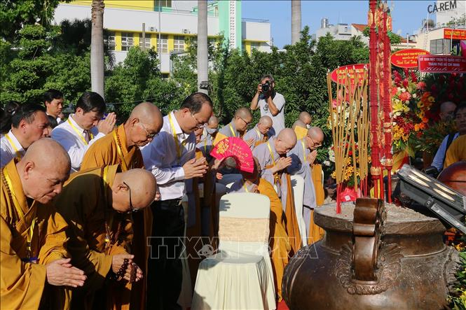 Trong ảnh: Các đại biểu thực hiện nghi thức dâng hương tưởng niệm 60 năm ngày Bồ tát Thích Quảng Đức vị pháp thiêu thân (1963 - 2023) tại công viên tượng đài Bồ Tát Thích Quảng Đức (giao lộ đường Nguyễn Đình Chiểu – Cách mạng tháng 8, Quận 3, Thành phố Hồ Chí Minh). Ảnh: Thanh Vũ – TTXVN 
