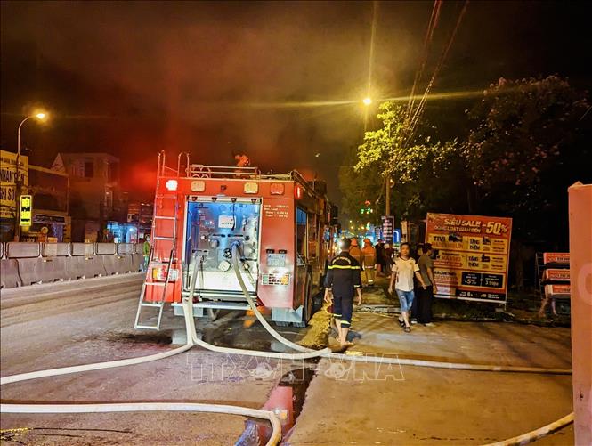 Lực lượng phòng cháy chữa cháy khẩn trương dập lửa. Ảnh: TTXVN phát