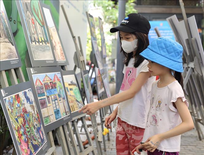 Tham quan triển lãm tranh tại Phố sách Hà Nội sáng 1/6. Ảnh: Hoàng Hiếu - TTXVN