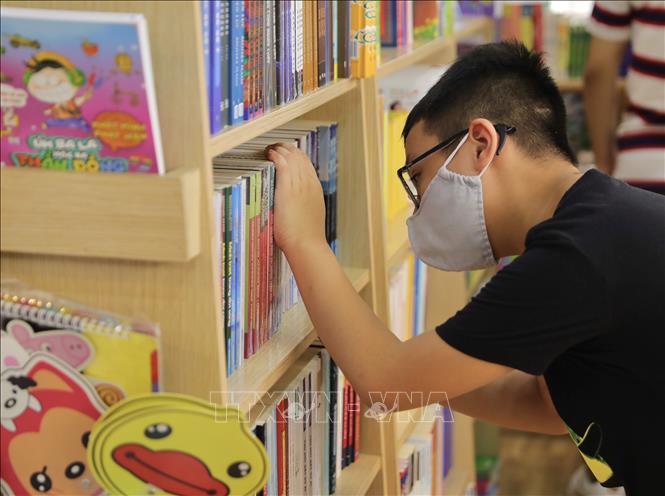 Đến Phố sách Hà Nội, trẻ em dễ dàng tìm thấy những cuốn sách phù hợp với độ tuổi. Ảnh: Hoàng Hiếu - TTXVN