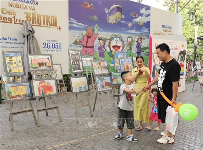 Gia đình vui chơi, mua sắm tại Phố sách Hà Nội nhân dịp quốc tế thiếu nhi 1/6. Ảnh: Hoàng Hiếu - TTXVN