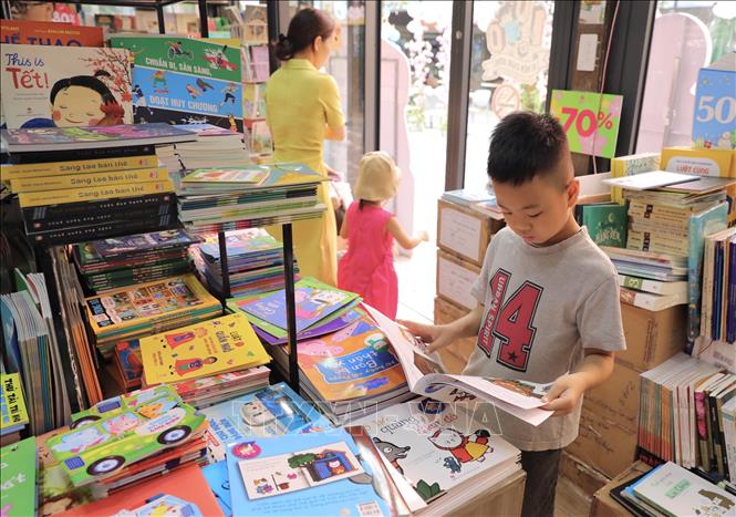 Trẻ em chọn sách phù hợp tại Phố sách Hà Nội sáng 1/6. Ảnh: Hoàng Hiếu - TTXVN