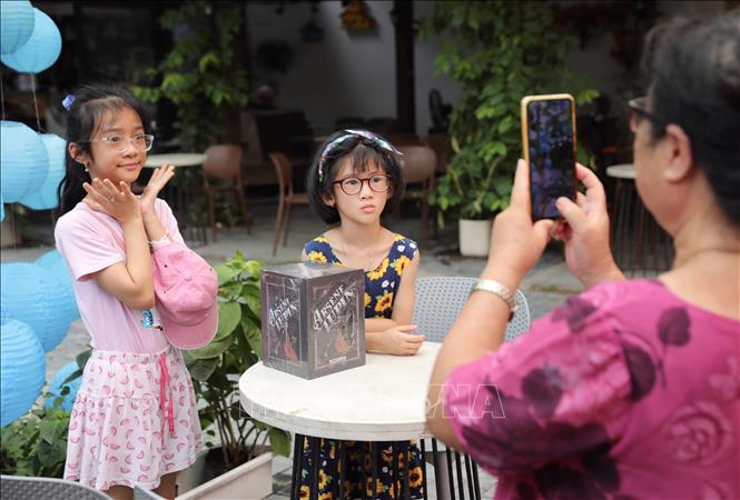 Cùng bà dạo chơi Phố sách sáng 1/6. Ảnh: Hoàng Hiếu - TTXVN