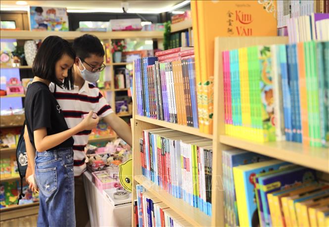 Các gian hàng tại Phố sách Hà Nội với đa dạng thể loại như sách, truyện... giúp các em có thể dễ dàng tìm được những cuốn sách phù hợp. Ảnh: Hoàng Hiếu - TTXVN