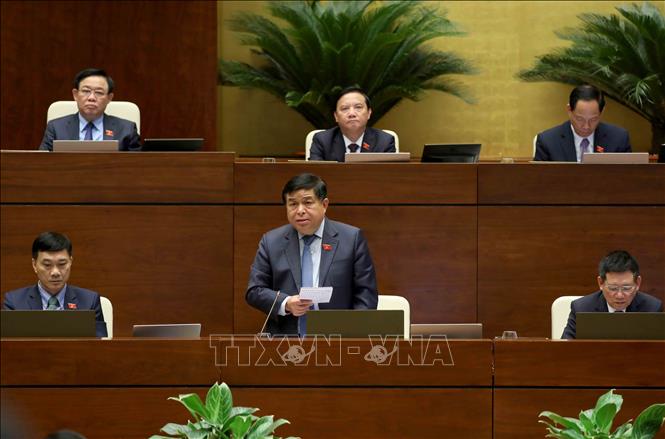Bộ trưởng Bộ Kế hoạch và Đầu tư Nguyễn Chí Dũng giải trình, làm rõ một số vấn đề đại biểu Quốc hội nêu. Ảnh: An Đăng - TTXVN