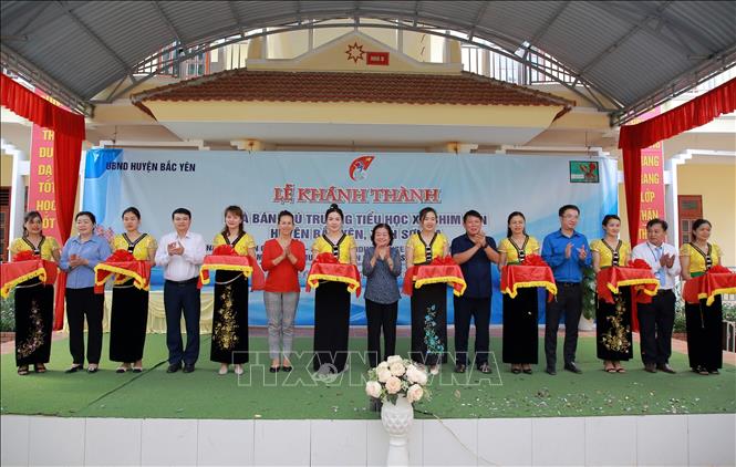 Các đại biểu thực hiện nghi thức cắt băng khánh thành nhà bán trú Trường tiểu học Chim Vàn, huyện Bắc Yên. Ảnh: Hữu Quyết - TTXVN