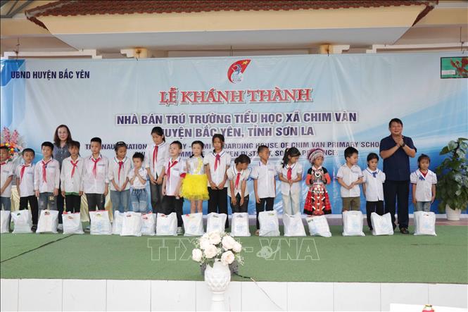Quỹ học bổng Vừ A Dính tặng quà cho các em học sinh tại xã Chim Vàn, huyện Bắc Yên. Ảnh: Hữu Quyết - TTXVN