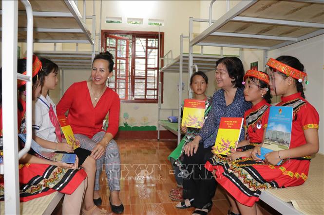 Bà Trương Mỹ Hoa, nguyên Phó Chủ tịch nước, Chủ tịch Quỹ học bổng Vừ A Dính thăm phòng ở bán trú của học sinh trường Tiểu học Chim Vàn. Ảnh: Hữu Quyết - TTXVN