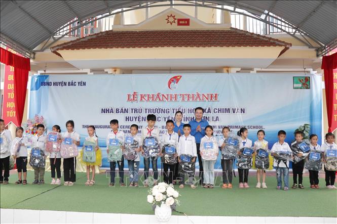 Tỉnh đoàn Sơn La tặng quà cho các em học sinh. Ảnh: Hữu Quyết - TTXVN