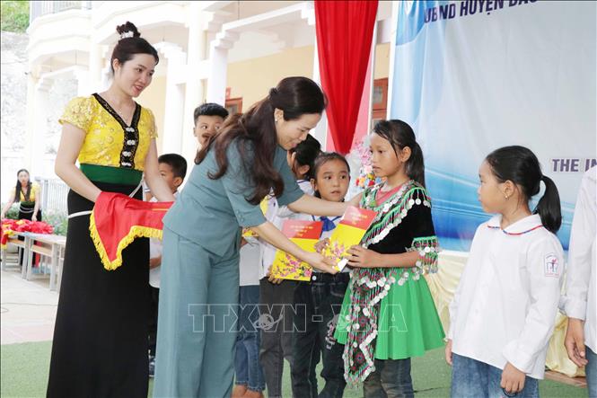 Hội Khuyến học tỉnh Sơn La tặng học bổng cho các em học sinh xã Chim Vàn, huyện Bắc Yên. Ảnh: Hữu Quyết - TTXVN
