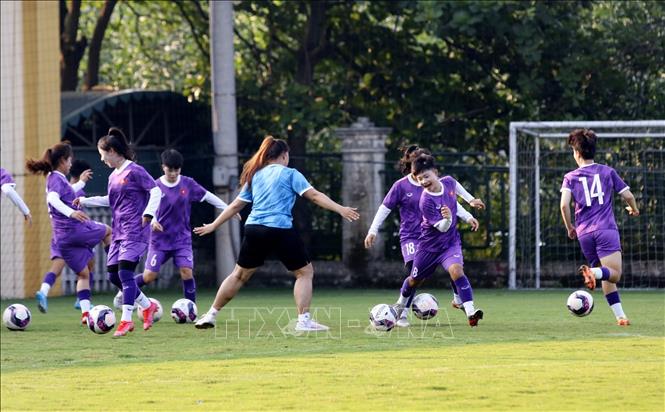 Các cầu thủ Đội tuyển nữ U20 Việt Nam tập luyện trên sân phụ của sân vận động Việt Trì. Ảnh: Trung Kiên - TTXVN