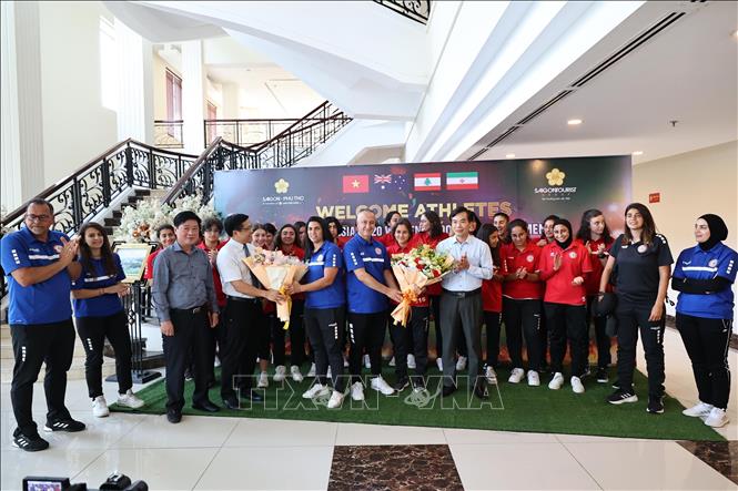 Lãnh đạo Sở Văn hóa, Thể thao và Du lịch tỉnh Phú Thọ tặng hoa chúc mừng và chào đón đội nữ U20 Li-băng. Ảnh: Trung Kiên - TTXVN