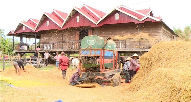 Trong ảnh: Nhiều gia đình người dân tộc thiểu số tại huyện Krông Pa (Gia Lai) đã có đời sống khá giả nhờ nguồn vốn từ các chương trình mục tiêu Quốc gia. Ảnh: Hồng Điệp - TTXVN 