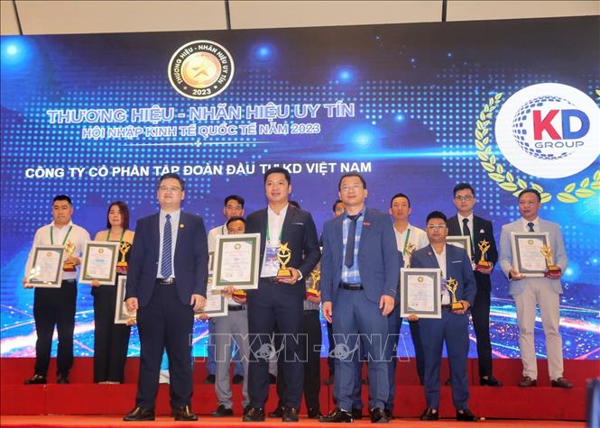 Trao chứng nhận Top Thương hiệu - Nhãn hiệu uy tín, hội nhập quốc tế. Ảnh: Tuấn Đức - TTXVN