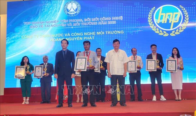 Trao chứng nhận Top Doanh nghiệp tiên phong đổi mới công nghệ - Bảo vệ tài nguyên và môi trường. Ảnh: Tuấn Đức - TTXVN