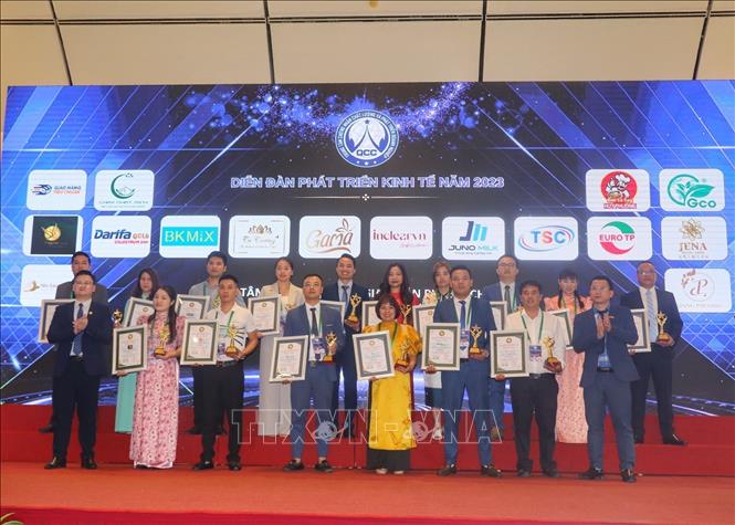 Trao chứng nhận Top Thương hiệu - Nhãn hiệu uy tín, hội nhập quốc tế. Ảnh: Tuấn Đức - TTXVN