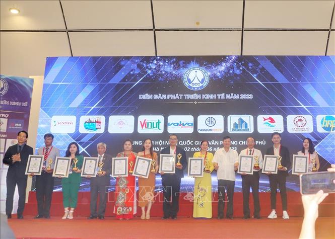Trao chứng nhận Top Doanh nghiệp tiên phong đổi mới công nghệ - Bảo vệ tài nguyên và môi trường. Ảnh: Tuấn Đức - TTXVN
