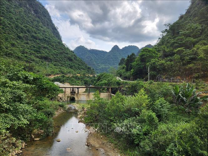 Trong ảnh: Từ Quốc lộ 34, đi qua một con đường đất nhỏ, dài khoảng 10 km sẽ đến Thuỷ điện Tà Sa. Ảnh: Chu Hiệu-TTXVN
