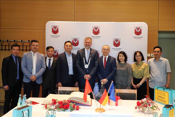 Trong ảnh: Thị trưởng thành phố Cottbus Tobias Schick (giữa) cùng đoàn công tác Đại sứ quán Việt Nam và Hội người Việt ở Cottbus. Ảnh: Mạnh Hùng - PV TTXVN tại Đức