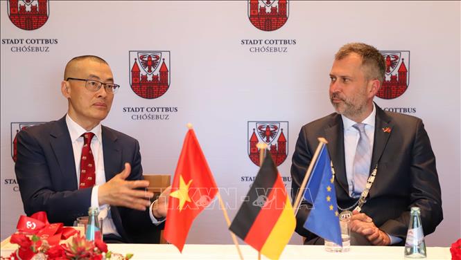 Trong ảnh: Đại sứ Vũ Quang Minh (trái) làm việc với Thị trưởng thành phố Cottbus Tobias Schick. Ảnh: Mạnh Hùng - PV TTXVN tại Đức