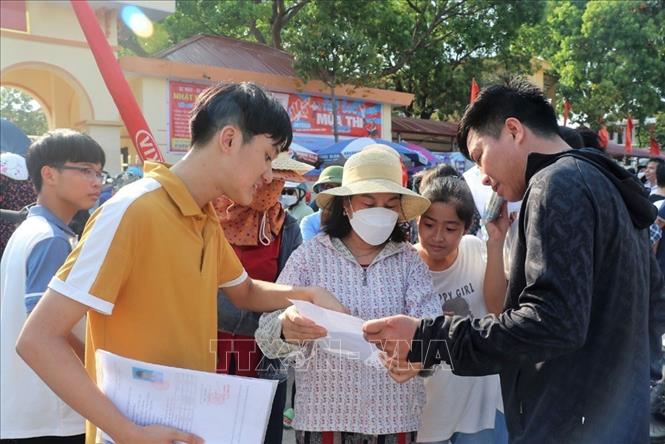 Trong ảnh: Cô và trò cùng thảo luận về đề thi sau môn thi Toán chiều 2/6 tại cổng trường trung học phổ thông Nam Sách. Ảnh: TTXVN phát