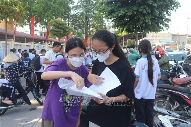 Trong ảnh: Thí sinh hoàn thành bài thi môn Toán chiều 2/6 tại trường trung học phổ thông Nam Sách. Ảnh: Mạnh Minh - TTXVN
