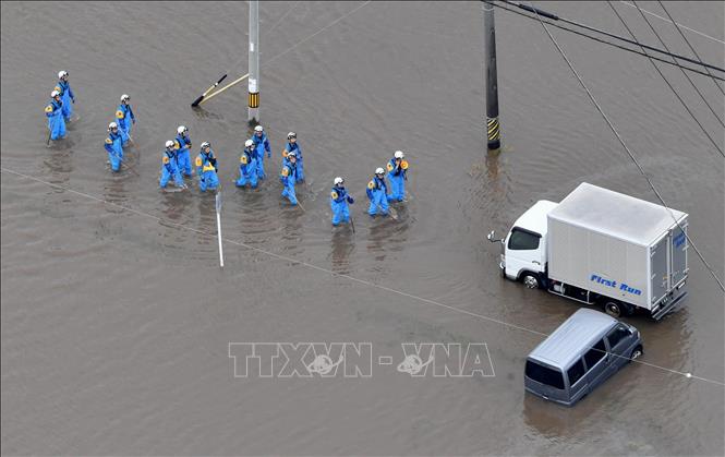 Lực lượng cứu hộ làm nhiệm vụ tại khu vực ngập lụt ở thành phố Toyokawa, quận Aichi, Nhật Bản ngày 3/6/2023. Ảnh: Kyodo/TTXVN