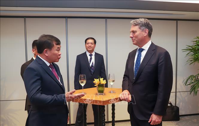 Thượng tướng Hoàng Xuân Chiến, Thứ trưởng Quốc phòng gặp Phó Thủ tướng, Bộ trưởng Quốc phòng Australia Richard Donald Marles tối 2/6. Ảnh: Lê Dương-P/v TTXVN tại Singapore