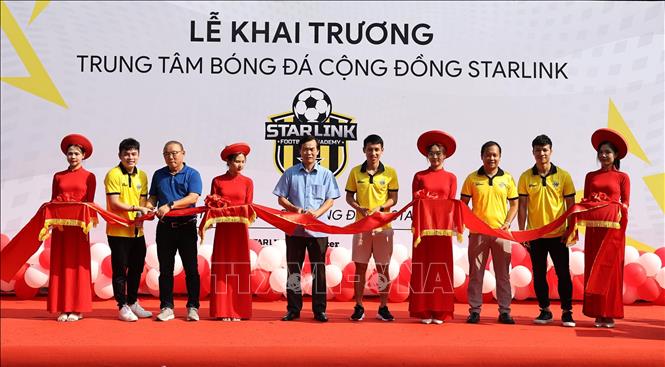 Các đại biểu cắt băng khai trương Trung tâm Bóng đá cộng đồng Starlink tại Phú Thọ. Ảnh: Trung Kiên - TTXVN