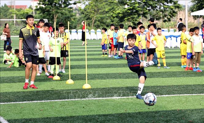 Các em nhỏ tham gia trải nghiệm các trò chơi bóng đá tại ngày hội. Ảnh: Trung Kiên - TTXVN