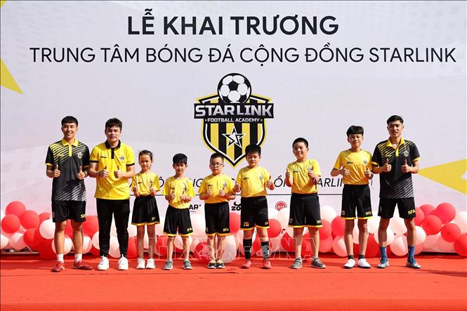 Ra mắt mẫu quần, áo của Trung tâm Bóng đá cộng đồng Starlink tại Phú Thọ. Ảnh: Trung Kiên - TTXVN