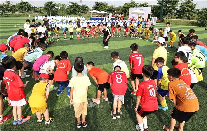 Các em nhỏ tham gia hoạt động trải nghiệm các trò chơi bóng đá tại ngày hội. Ảnh: Trung Kiên - TTXVN