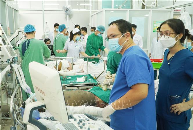 Các y bác sĩ Khoa Cấp cứu, Bệnh viện Chợ Rẫy Thành phố Hồ Chí Minh tích cực cấp cứu cho các nạn nhân bị bỏng nặng. Ảnh: TTXVN phát