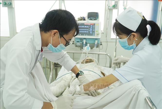 Các y bác sĩ Khoa Cấp cứu, Bệnh viện Chợ Rẫy Thành phố Hồ Chí Minh tích cực cấp cứu cho các nạn nhân bị bỏng nặng. Ảnh; TTXVN phát