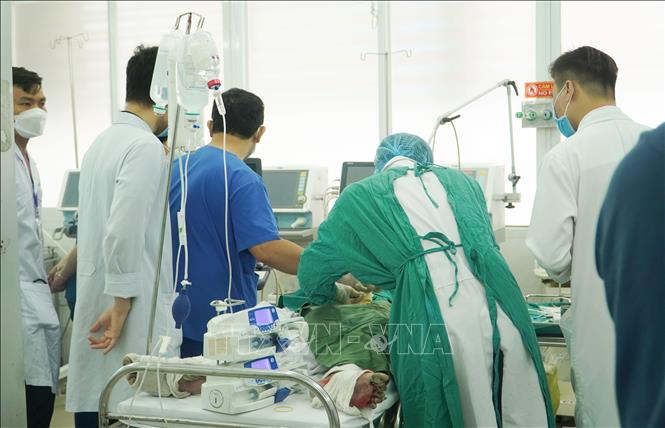 Các y bác sĩ Khoa Cấp cứu, Bệnh viện Chợ Rẫy Thành phố Hồ Chí Minh tích cực cấp cứu cho các nạn nhân bị bỏng nặng. Ảnh: TTXVN phát