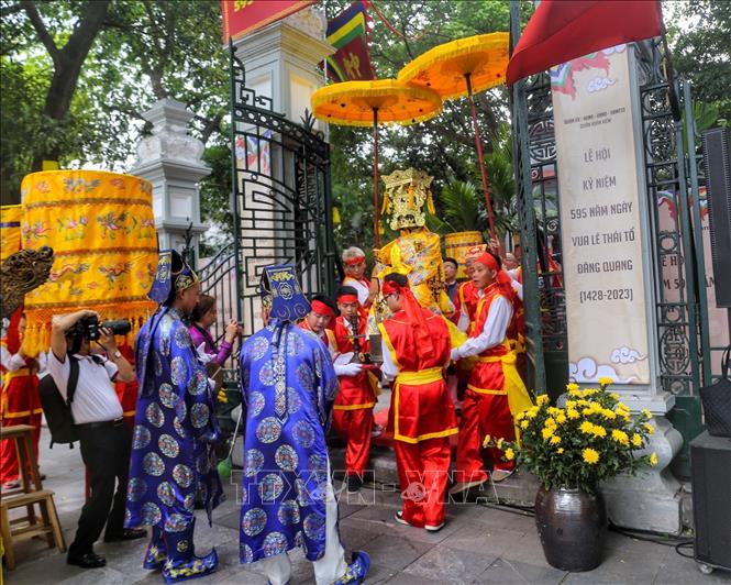 Nghi thức cung rước Vua Lê Thái Tổ. Ảnh: Tuấn Đức - TTXVN