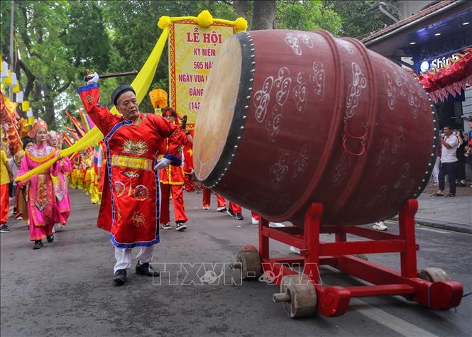 Đoàn rước trên phố Lê Thái Tổ (Hà Nội). Ảnh: Tuấn Đức - TTXVN