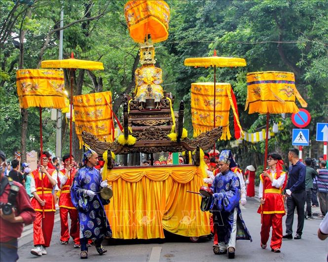Đoàn rước kiệu trên phố Lê Thái Tổ (Hà Nội). Ảnh: Tuấn Đức - TTXVN