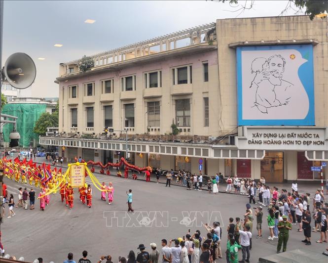Đoàn rước kiệu trên phố Đinh Tiên Hoàng (Hà Nội). Ảnh: Tuấn Đức - TTXVN