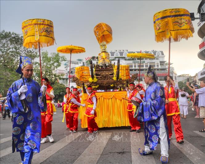 Đoàn rước kiệu trên phố Đinh Tiên Hoàng (Hà Nội). Ảnh: Tuấn Đức - TTXVN