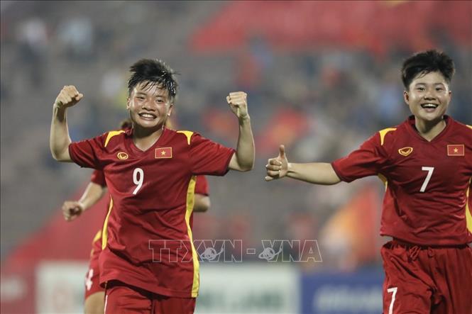 Các cầu thủ Việt Nam ăn mừng bàn thắng nâng tỷ số lên 2-1 của cầu thủ Minh Chuyên (số 9) ở phút 36. Ảnh: Minh Quyết - TTXVN