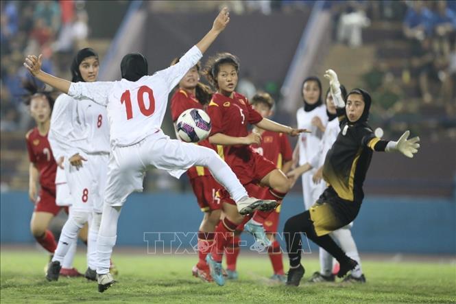 Tình huống bóng lộn xộn trước khung thành của U20 nữ Iran. Ảnh: Minh Quyết - TTXVN