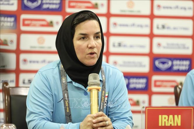 Huấn luyện viên trưởng đội tuyển U20 nữ Iran Maryam Jahannezati trả lời phỏng vấn tại họp báo sau trận đấu. Ảnh: Minh Quyết - TTXVN