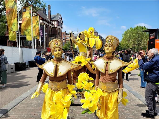 Các nghệ sĩ biểu diễn tại lễ kỷ niệm 50 năm thành lập Bảo tàng Van Gogh ở  thành phố Amsterdam, Hà Lan, ngày 2/6/2023. Ảnh: THX/TTXVN