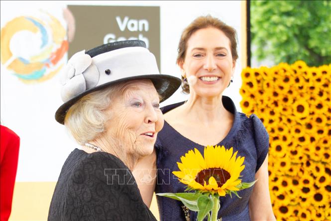 Công chúa Beatrix (trái) tham dự lễ kỷ niệm 50 năm thành lập Bảo tàng Van Gogh ở  thành phố Amsterdam, Hà Lan, ngày 2/6/2023. Ảnh: THX/TTXVN