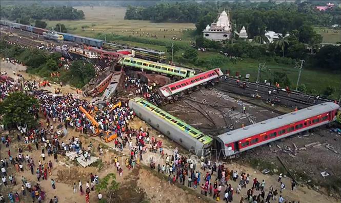 Hiện trường đổ nát sau vụ tai nạn đường sắt kinh hoàng ở Balasore, bang Odisha, miền Đông Ấn Độ ngày 3/6/2023. Ảnh: AFP/TTXVN