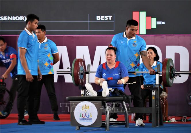 VĐV Đặng Thị Linh Phượng trong lần cử cuối của hạng cân 50kg cử tạ nữ với mức cử 102kg, giành HCV và phá kỷ lục ASEAN Para Games. Ảnh: Huỳnh Thảo - P/v TTXVN tại Campuchia