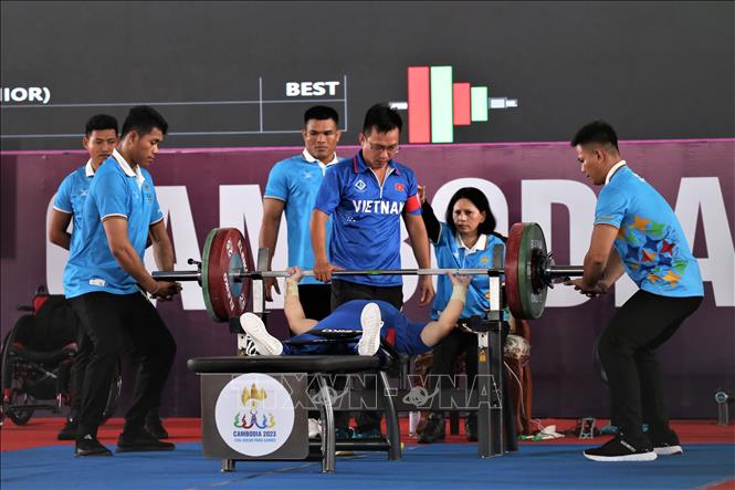 VĐV Đặng Thị Linh Phượng trong lần cử cuối của hạng cân 50kg cử tạ nữ với mức cử 102kg, giành HCV và phá kỷ lục ASEAN Para Games. Ảnh: Huỳnh Thảo - P/v TTXVN tại Campuchia