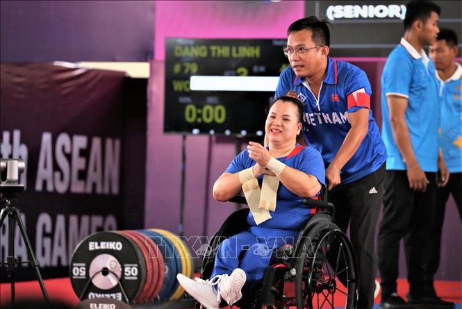 VĐV Đặng Thị Linh Phượng trong lần cử cuối của hạng cân 50kg cử tạ nữ với mức cử 102kg, giành HCV và phá kỷ lục ASEAN Para Games. Ảnh: Huỳnh Thảo - P/v TTXVN tại Campuchia